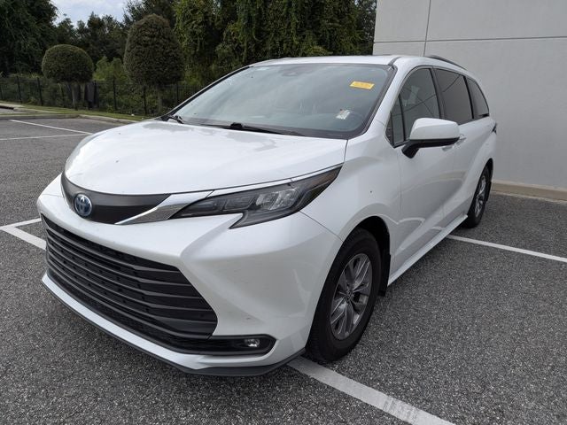 2025 Toyota Sienna XLE 8 Passenger
