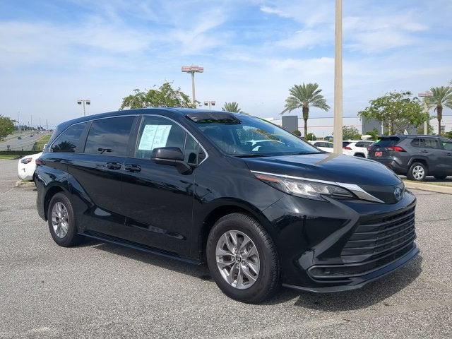 2022 Toyota Sienna LE 8 Passenger
