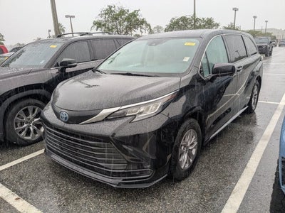 2022 Toyota Sienna LE 8 Passenger