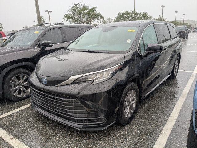 2022 Toyota Sienna LE 8 Passenger