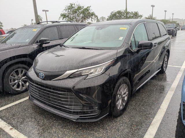 2022 Toyota Sienna LE 8 Passenger