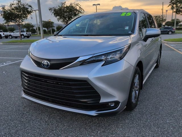 2025 Toyota Sienna XLE 8 Passenger