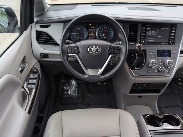 2020 Toyota SIENNA XLE 3.5L XLE 8 Passenger