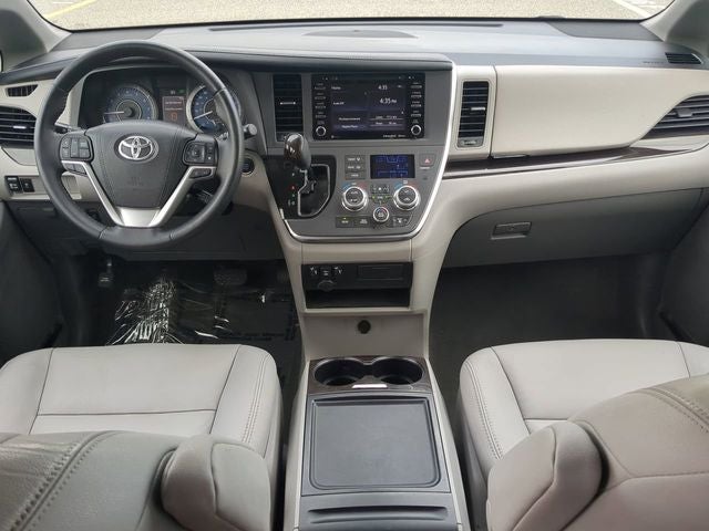 2018 Toyota SIENNA XLE 3.5L XLE 8 Passenger