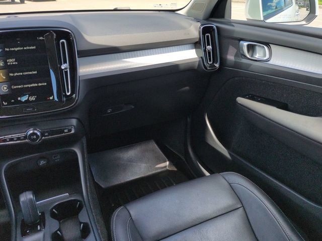 2021 Volvo XC40 Momentum